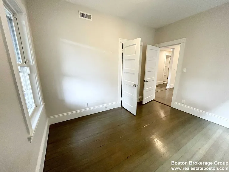 E Cottage St — Photo 8