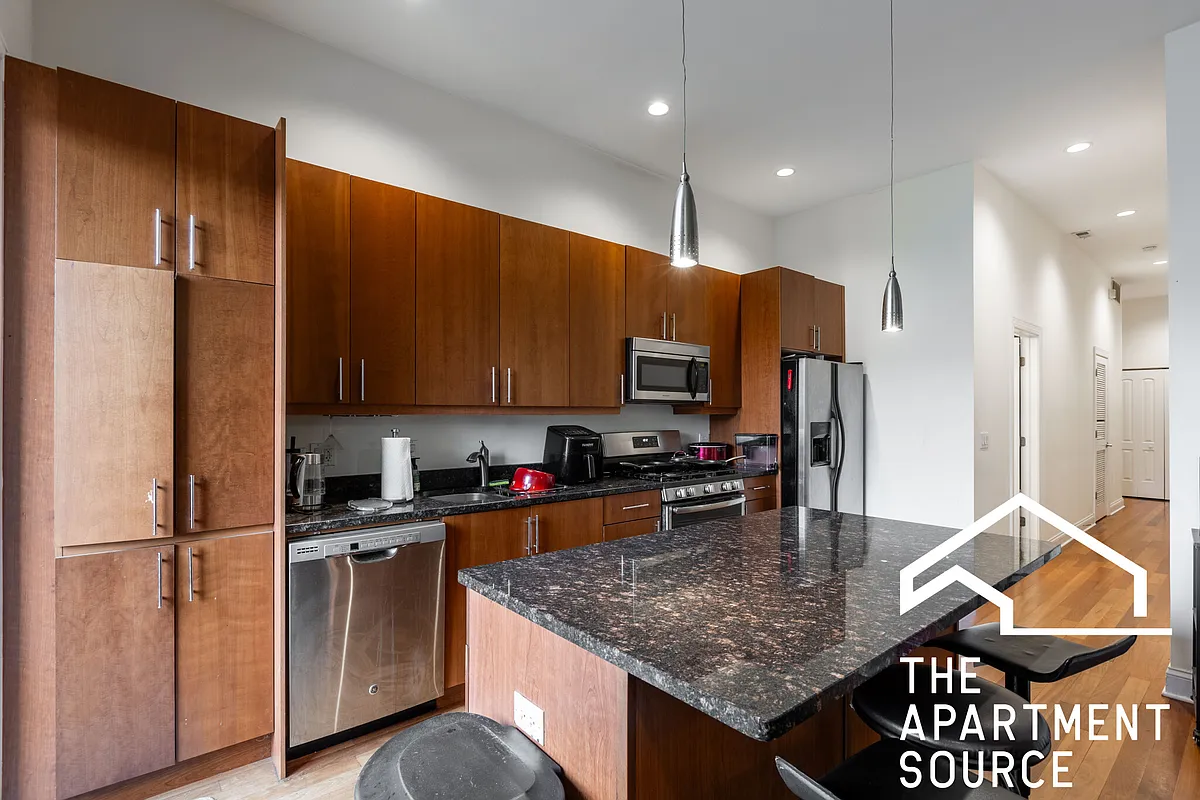 Building Photo - 1348 W Augusta Blvd #201