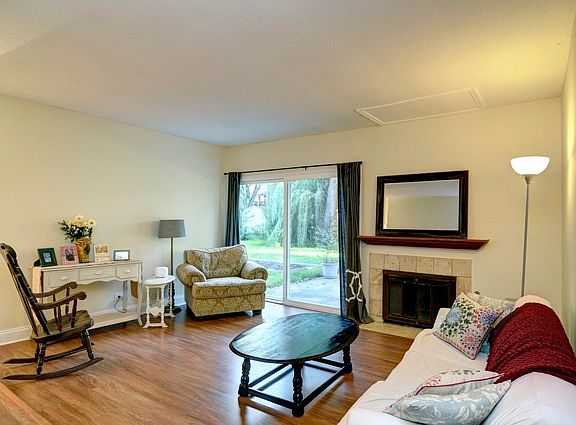 3rd image of 1551 W Beverly Cir