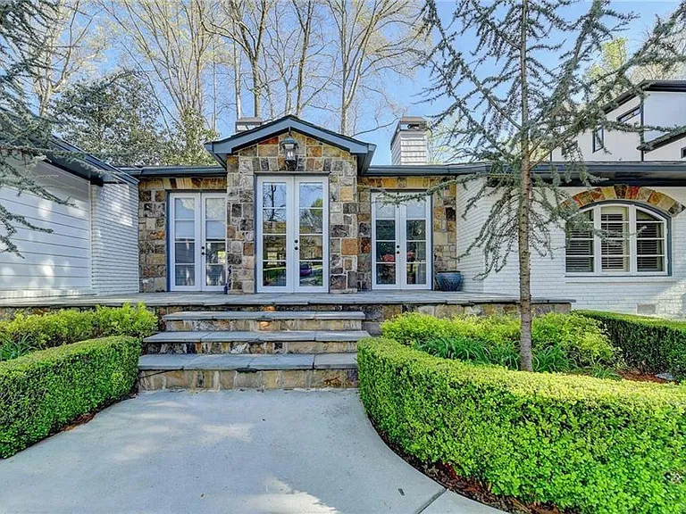 1227 Sheridan Rd NE — Photo 3