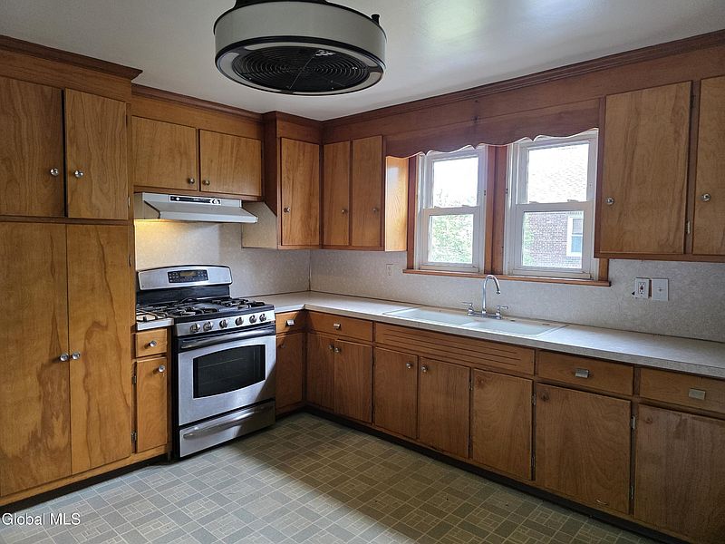 5th image of 1735 Suffolk Avenue