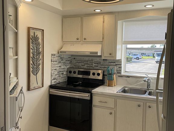 3rd image of 2641 Barkley Dr W APT A