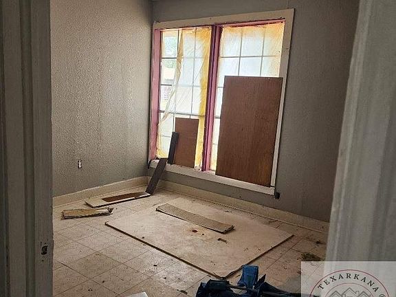 5th image of 1112 Martha St