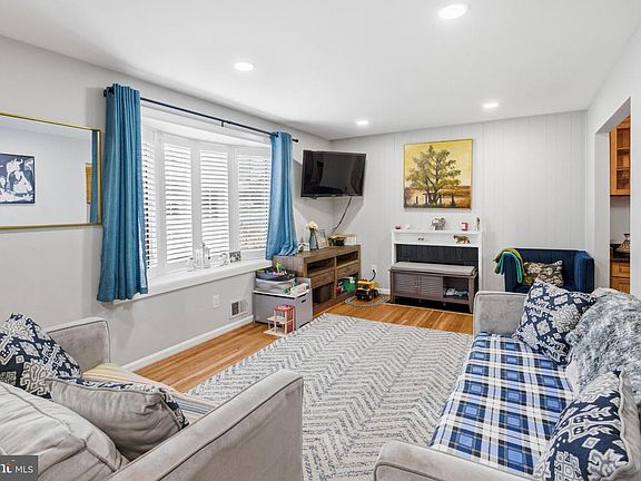 4th image of 8802 Parliament Dr