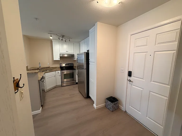 621 5th Ave N #103 — Photo 1
