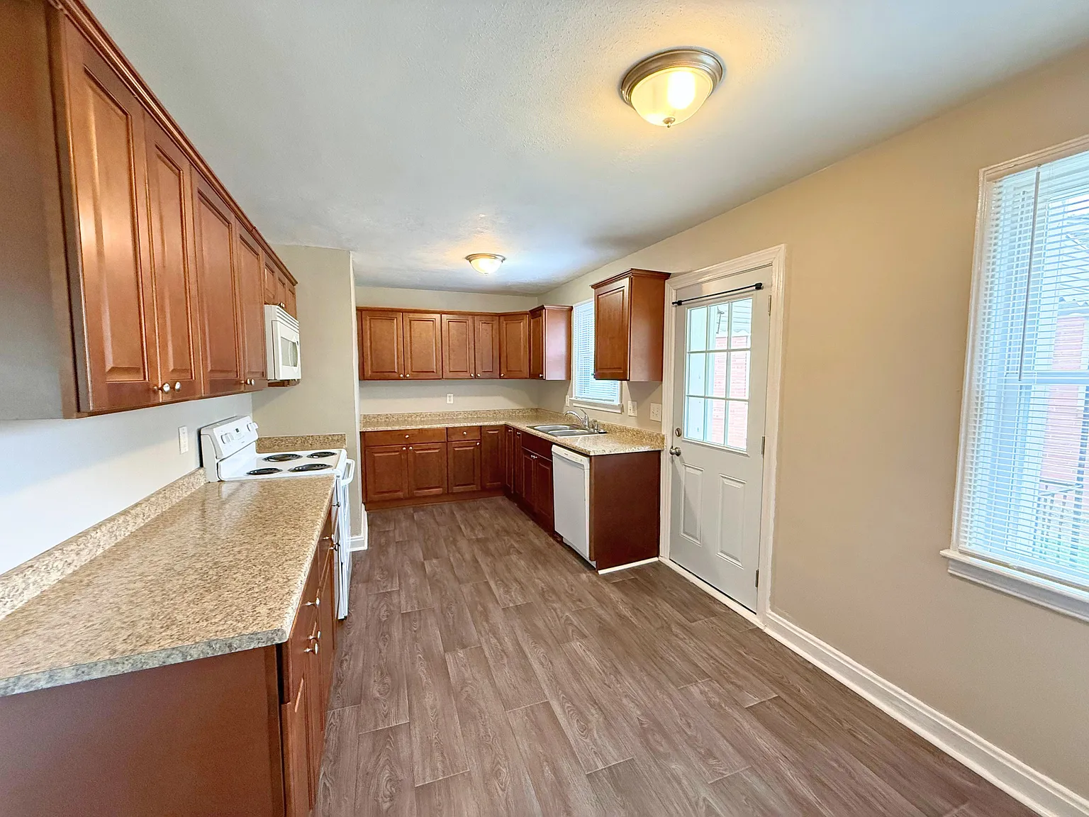 3 bed, 1200 sqft, $1,595 — Photo 4