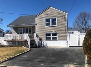 12 Crown St, North Babylon, NY 11703