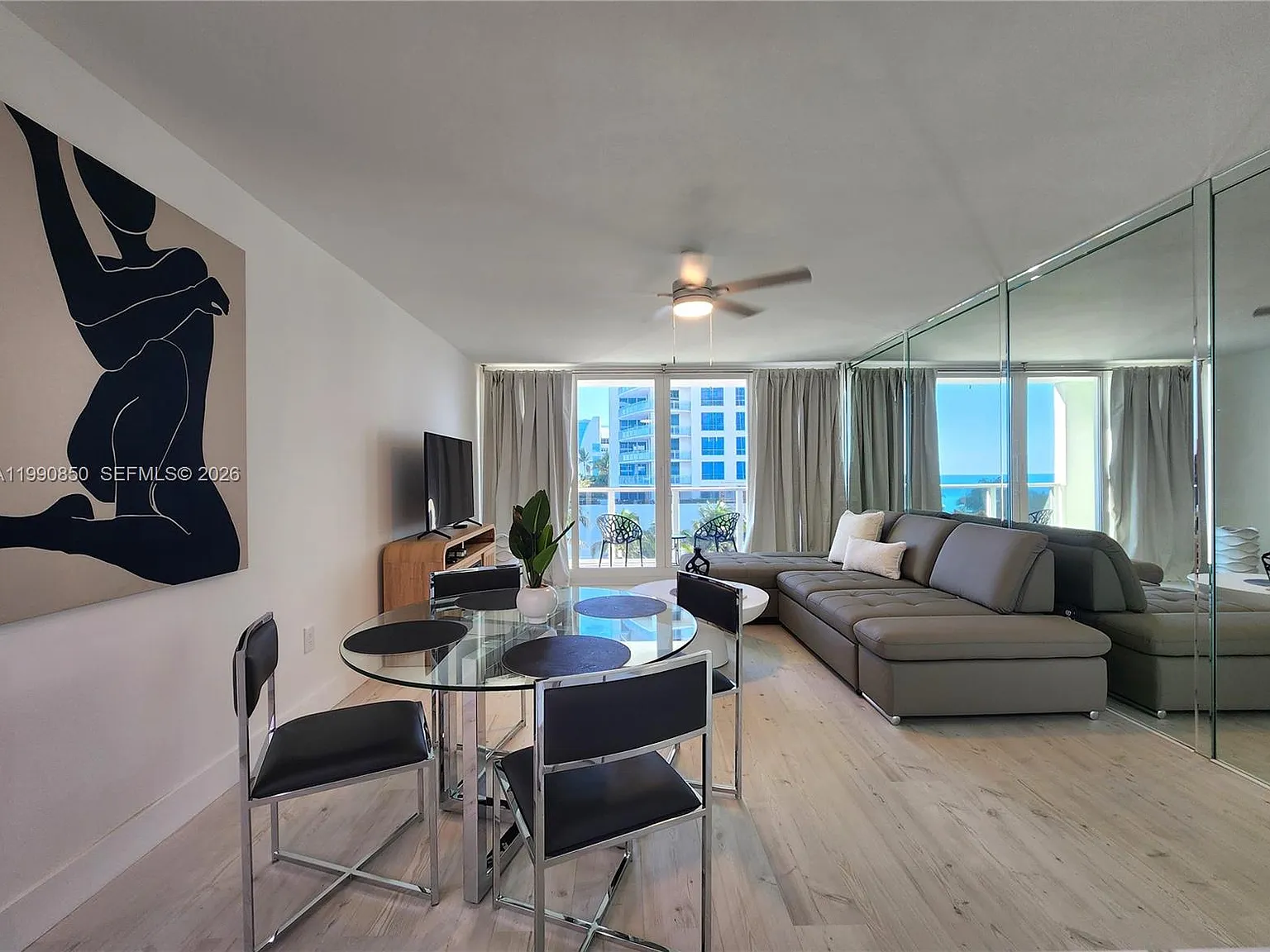 Alexander Towers Condo — Photo 3