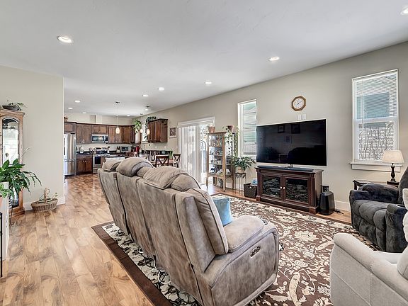 4th image of 2847 Alexis Ave
