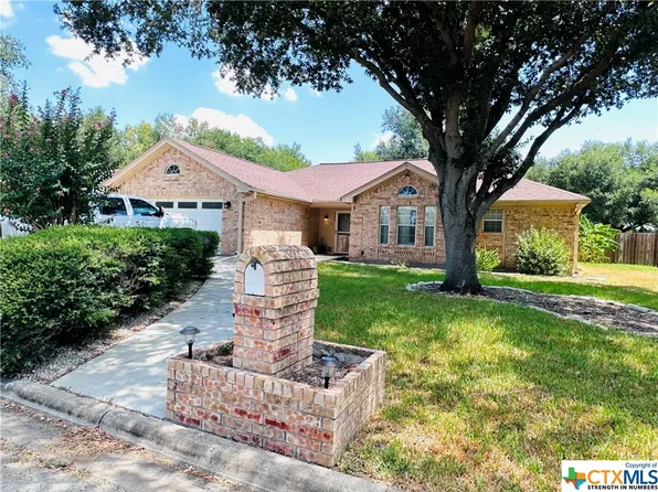 409 Kent St, Yoakum, TX 77995