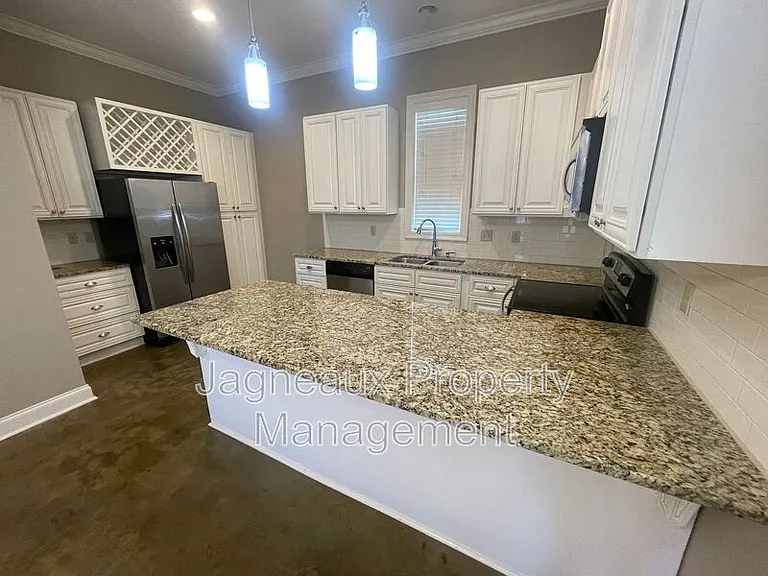 102 Hargrave Dr — Photo 3