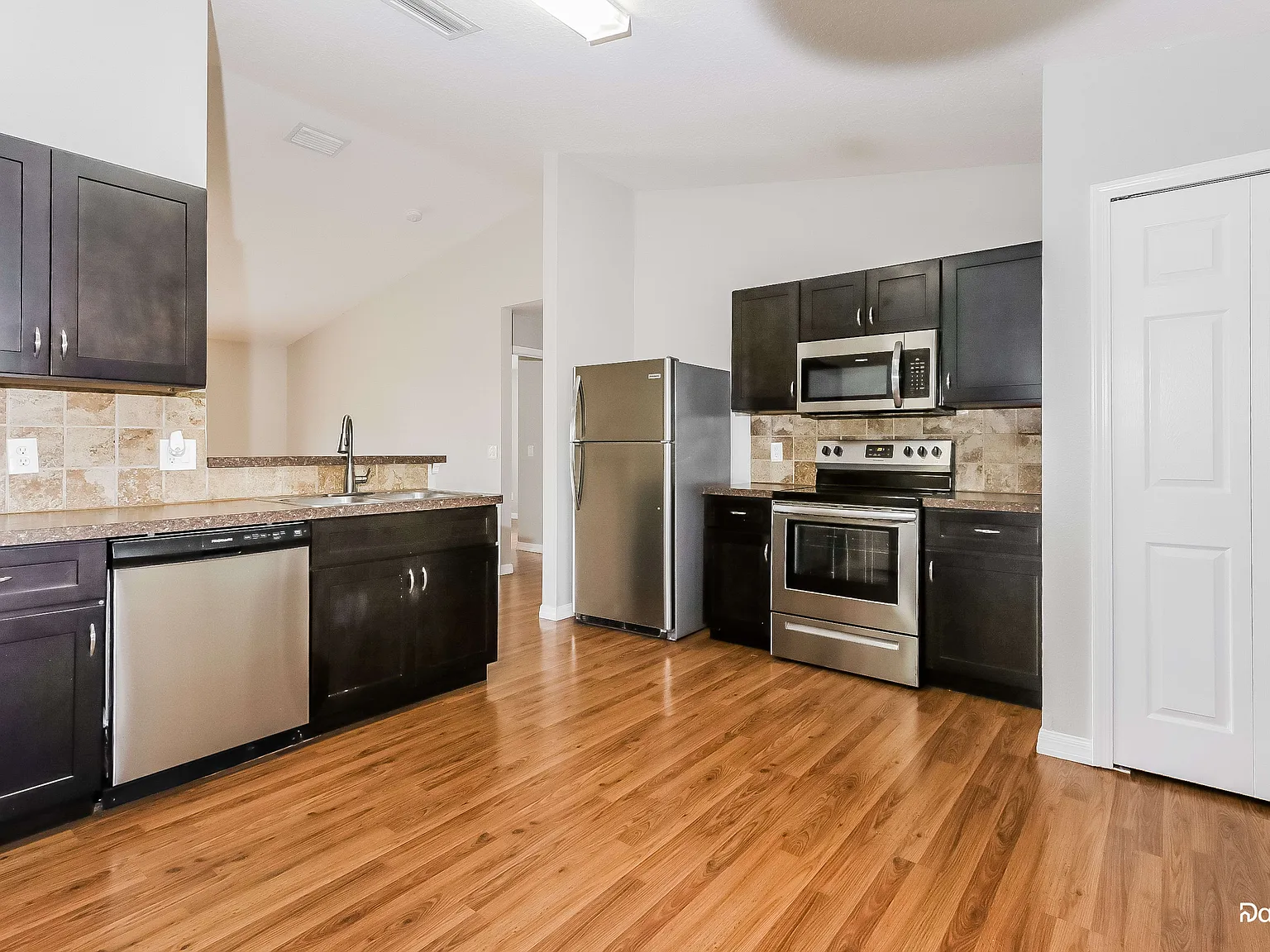 3 bed, 2.0 bath, 1432 sqft, $2,415 — Photo 4