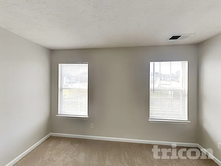 936 Edgewood Ln — Photo 17
