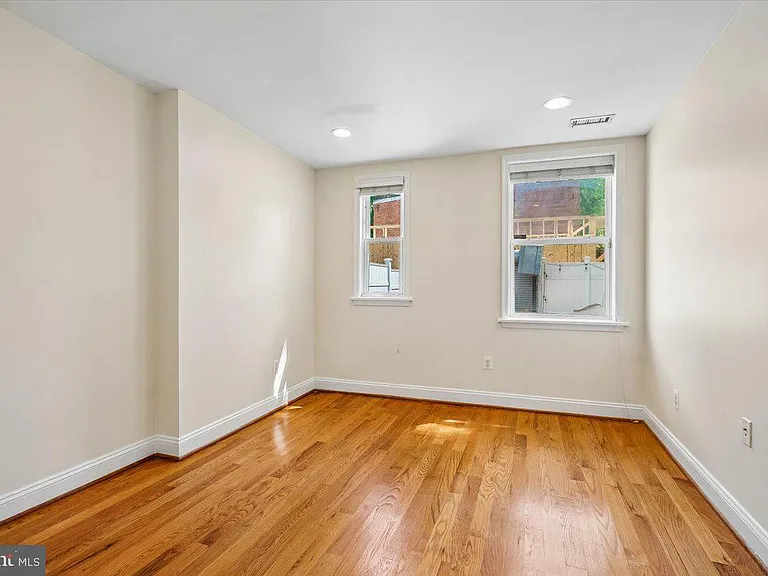 1339 C St NE — Photo 14