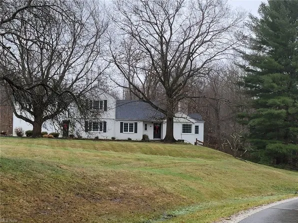 45 Windrush Dr, Moreland Hills, OH 44022