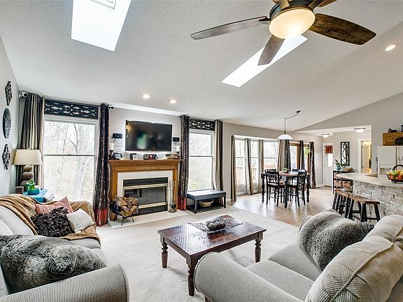 Open floor plan is great for entertaining!