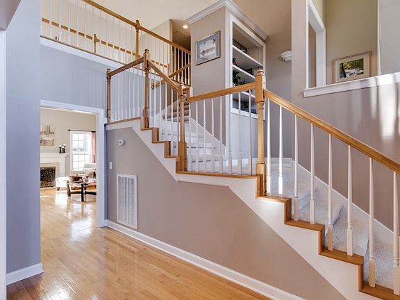 5th image of 401 Roma Ct