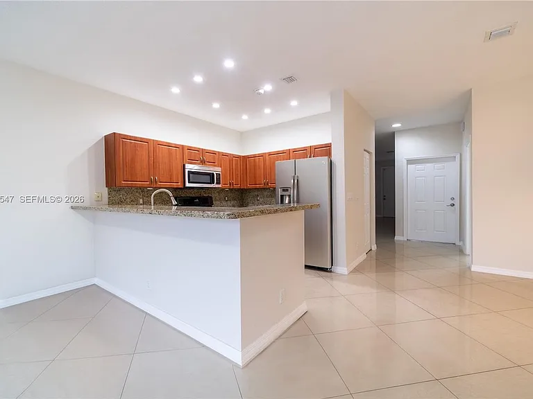 5327 SW 40th Ave — Photo 3