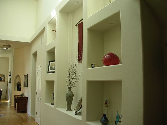 Art niches w/canned lighting