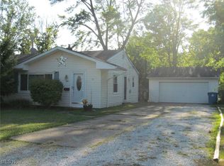 984 Eastlake Dr, Eastlake, OH 44095