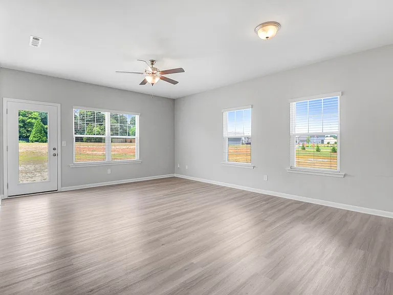 103 Drake Village Dr — Photo 3