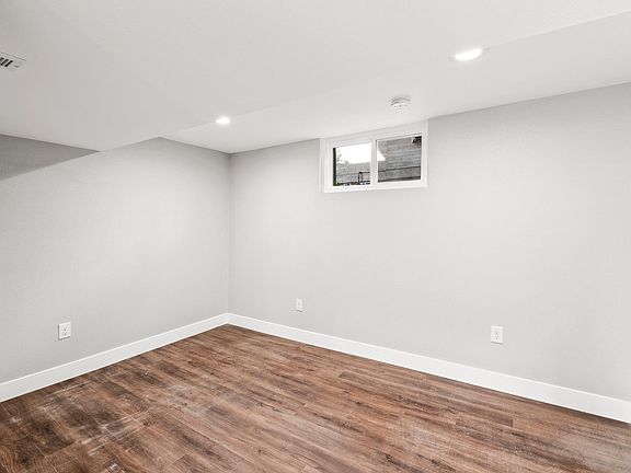 3rd image of 1601 E Dakota Ave
