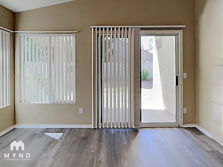 685 E Cantebria Dr — Photo 24