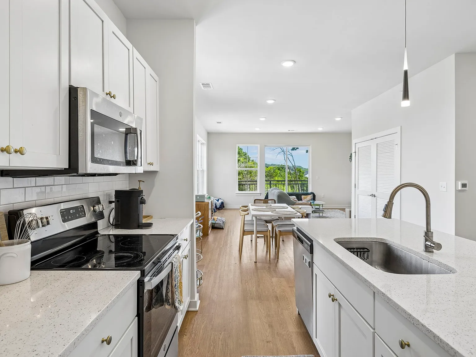 2 bed, 1240 sqft, $2,250 — Photo 4