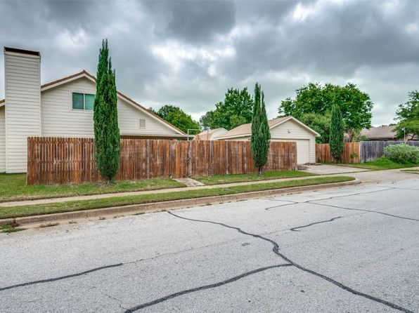 313 W Ash Ln, Euless, TX 76039