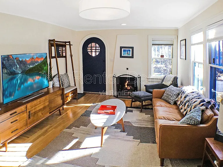 485 S York St — Photo 1