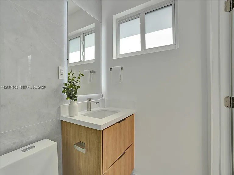 2380 NE 184th Ter — Photo 33