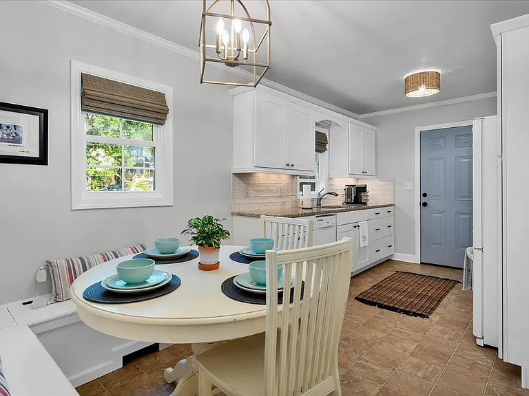 260 E Connecticut Ave — Photo 15