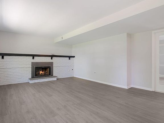 5th image of 49 Surrey Dr