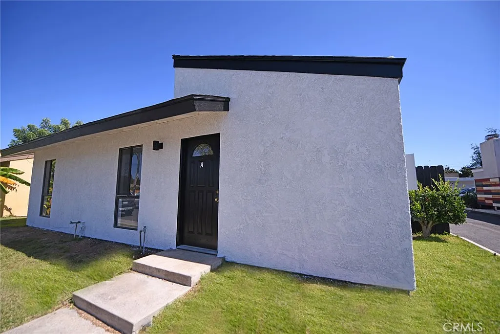 3 bed, 2.0 bath, 1250 sqft, $3,800 — Photo 1