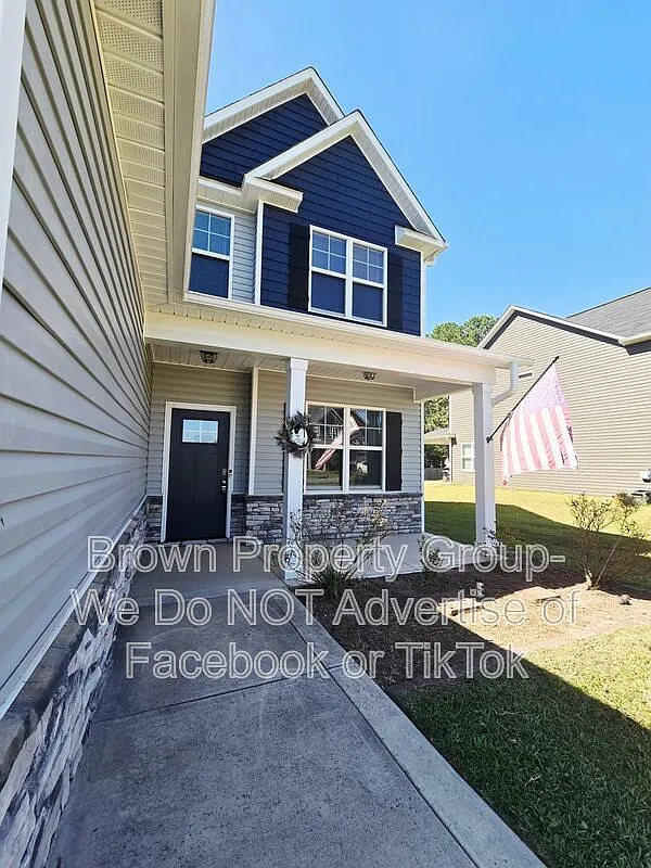 5 bed, 3.5 bath, 2200 sqft, $2,250 — Photo 2