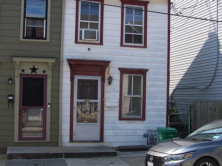160 E Penn St — Photo 1