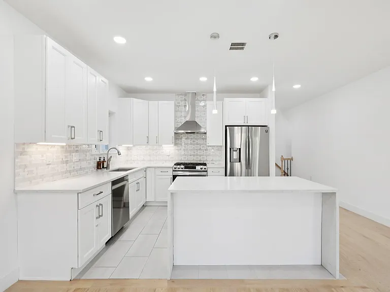 131 Zabriskie St — Photo 17