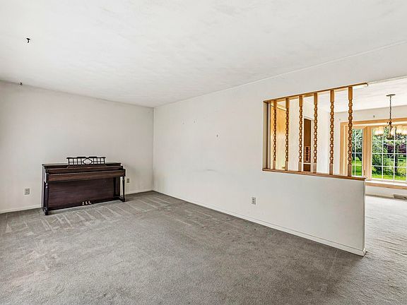 3rd image of 26392 Harrison Rd