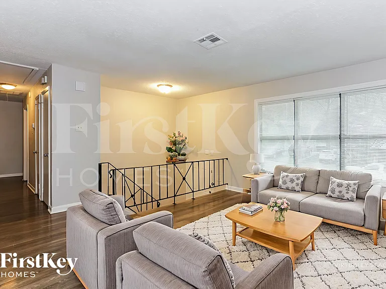 917 Montclair Dr — Photo 3