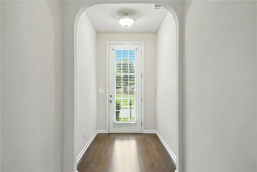 3 bed, 2.5 bath, 2364 sqft, $2,350 — Photo 4