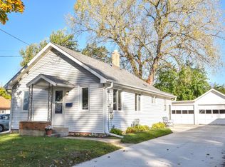 328 W Roberta AVENUE, Waukesha, WI 53186