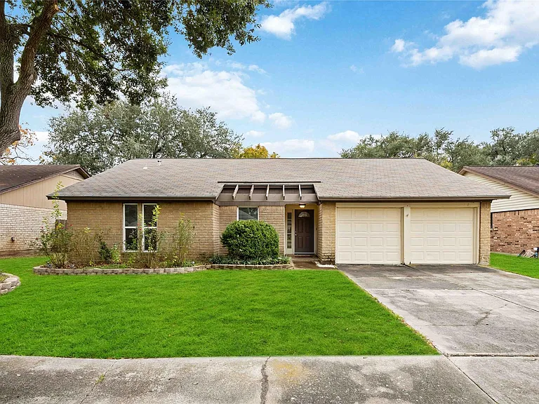 22419 Deville Dr — Photo 1