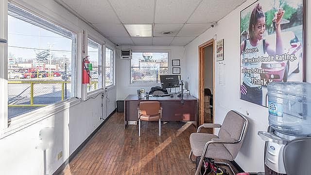 1st image of 519 E Sibley Blvd