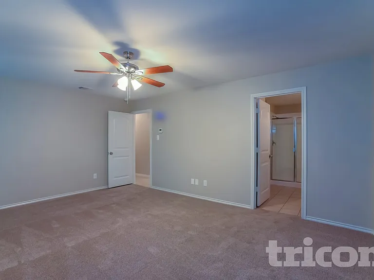 2511 Glen Hollow Dr — Photo 10