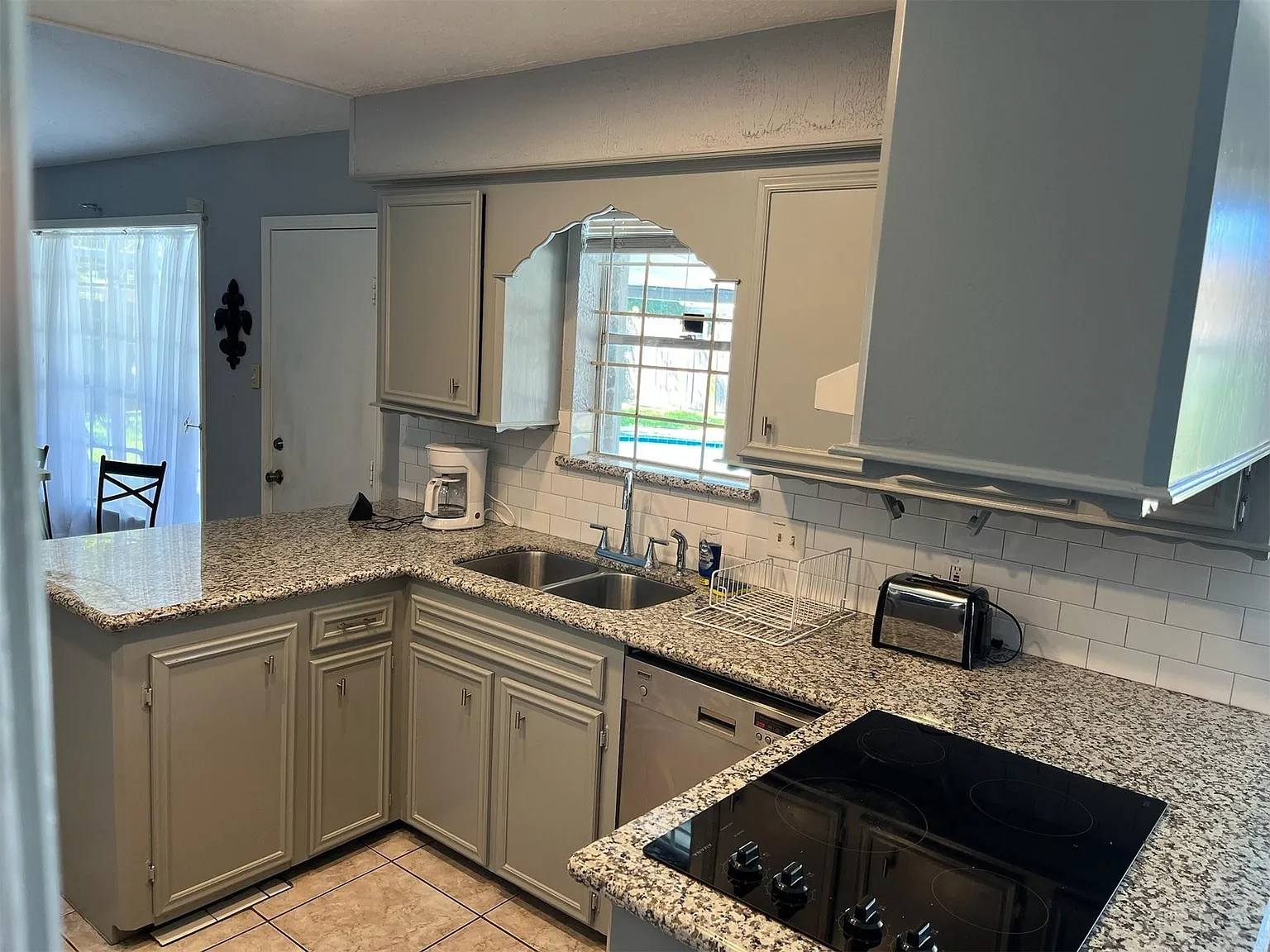 4 bed, 2.0 bath, 2066 sqft, $6,000 — Photo 2