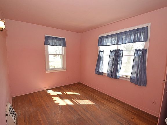 4th image of 23802 Myers Ave
