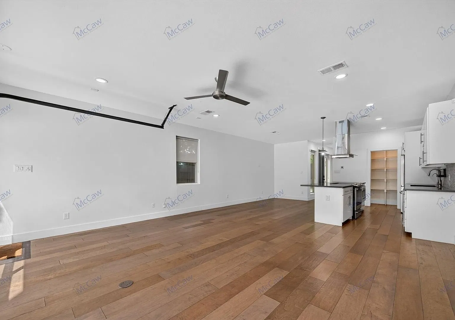 Beautiful Townhouse-Fabulous Dallas Location-Vacant-POOL! — Photo 2