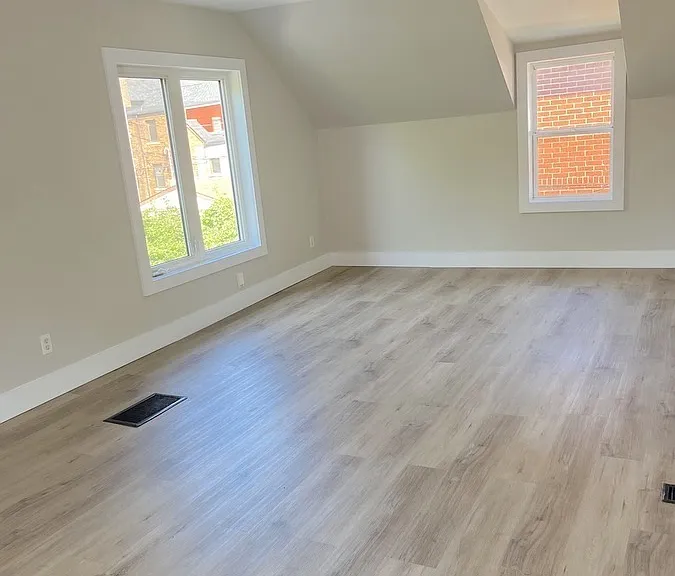 1677 Victoria Ave — Photo 24