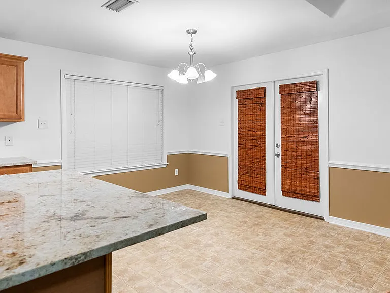 2200 Liberty Dr E — Photo 11