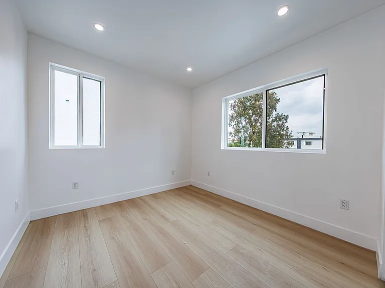 5187 W 21st St — Photo 32